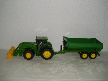 John Deere mit Frontlader und Anhänger