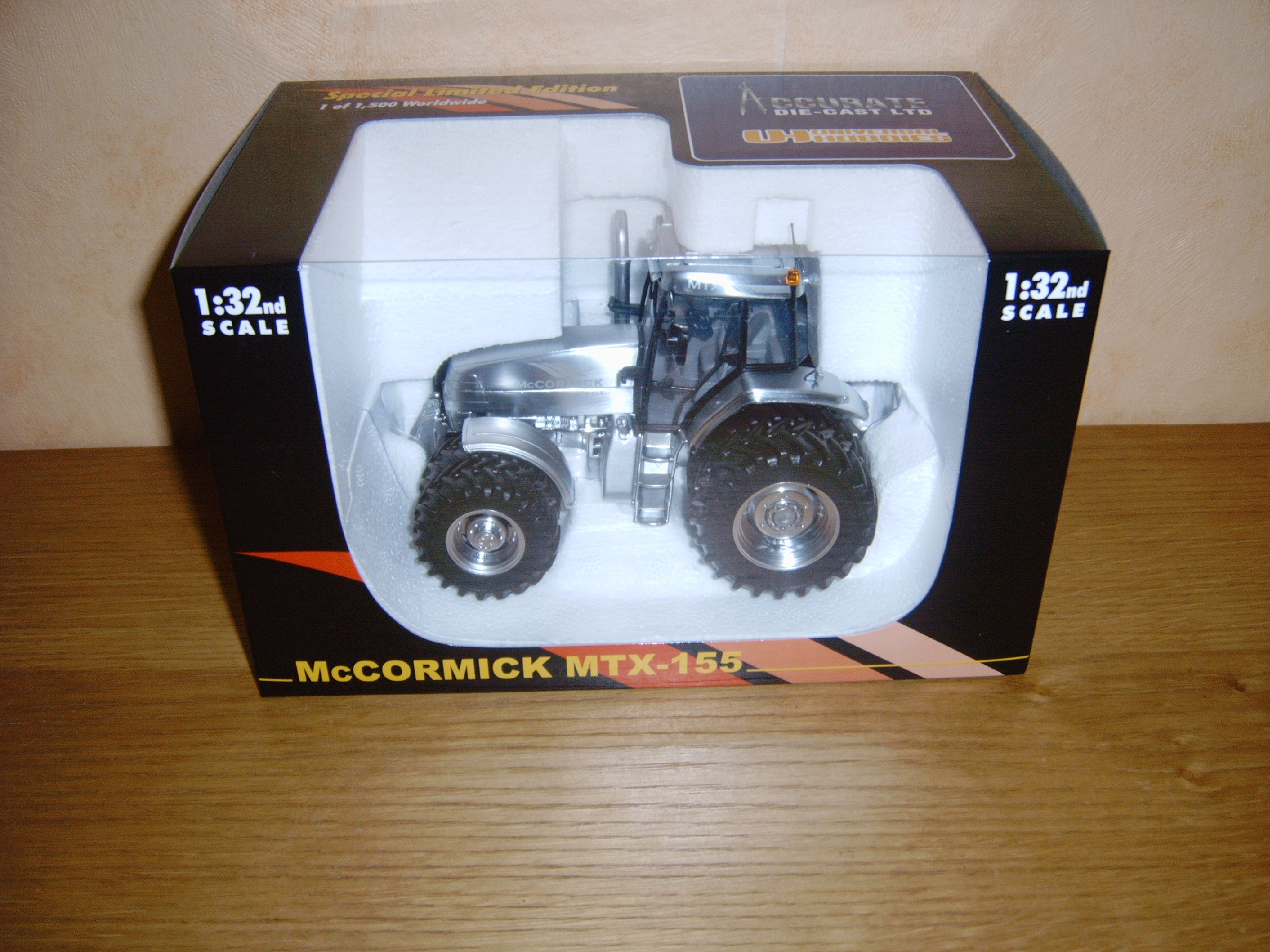UNIVERSAL HOBBIES Tracteur 1/32 MC CORMICK MTX . Sans boite