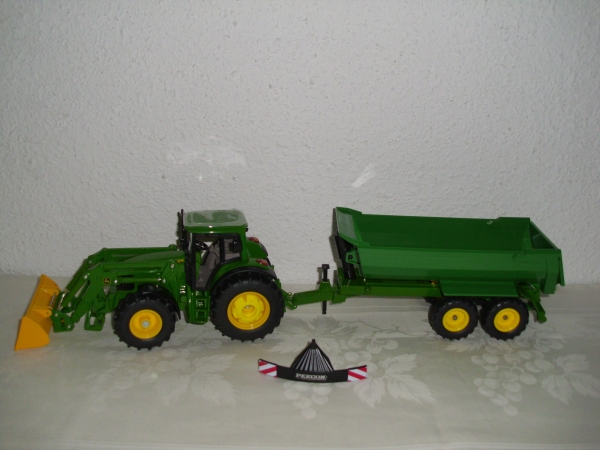 John Deere mit Frontlader und Anhänger und Peecon Gewicht