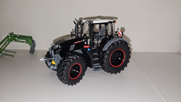 Fendt 728 schwarz mit schwarzen Felgen