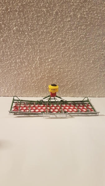 Wiesenschleppe mit Tank und Striegel