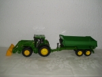 John Deere mit Frontlader und Anhänger